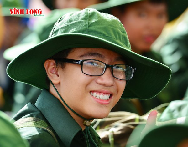 Em tập làm chiến sĩ (Ảnh chụp học sinh tham gia Học kỳ quân đội tại  TP Vĩnh Long)