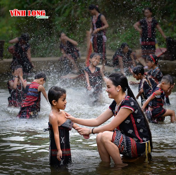 Tắm suối  (chụp tại Tây Giang- Quảng Nam)