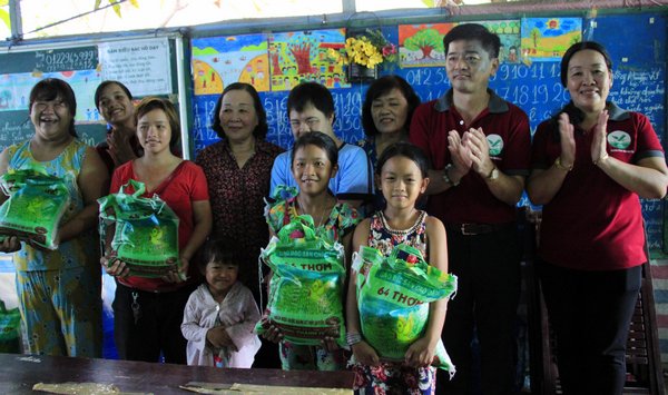 Hỗ trợ gạo cho các em nhỏ lớp học tình thương của cô Nguyễn Thị Huỳnh Nga (Phường 8, TP Vĩnh Long)