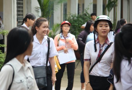 Thí sinh nhẹ nhàng rời phòng thi sau ngày thi đầu tiên tại điểm thi THPT Nguyễn Hiếu Tự.