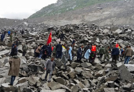 Theo Reuters, tính đến thời điểm hiện tại, 141 người mất tích có thể đã bị chôn vùi sau vụ lở đất kinh hoàng ở Trung Quốcxảy ra vào lúc 6h sáng ngày 24/6. Ảnh: Reuters.