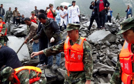 Ngay sau khi vụ lở đất xảy ra, cảnh sát, lực lượng cứu hộ và y tế đã được điều động tới hiện trường để tìm kiếm những người mất tích.
