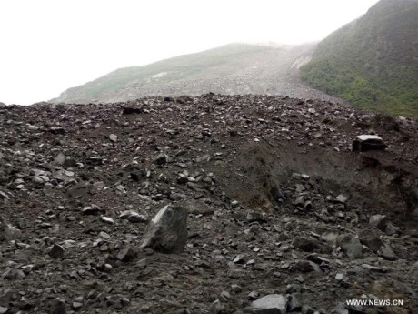 Đất đá đổ xuống từ một ngọn núi đã vùi lấp ngôi làng Xinmo. Ảnh: THX.