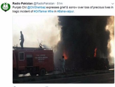 Hình ảnh hiện trường vụ lật xe được đài Radio Pakistan đăng trên Twitter. Ảnh: TWITTER