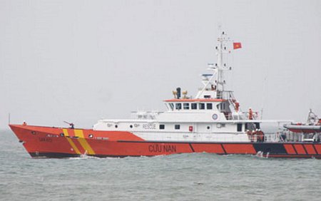 Tàu cứu nạn SAR 273 đã tiếp cận 17 ngư dân và lai dắt thành công tàu cá về cảng an toàn.