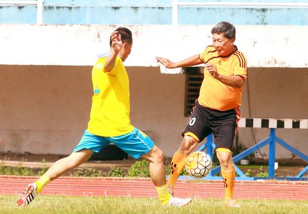  Dù cái tuổi đã 65, nhưng tiền vệ Hồ Nguyễn (10, Q4) vẫn thi đấu tốt, trong pha đối mặt với Văn Quý (4, VL).