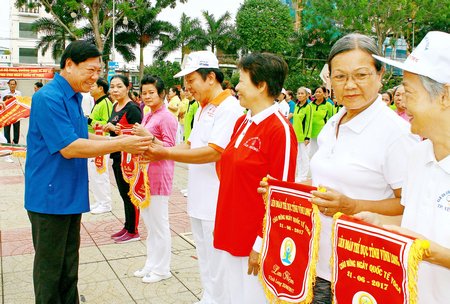 Bí thư Tỉnh ủy Vĩnh Long Trần Văn Rón trao cờ lưu niệm cho các đoàn VĐV tham dự buổi giao lưu.