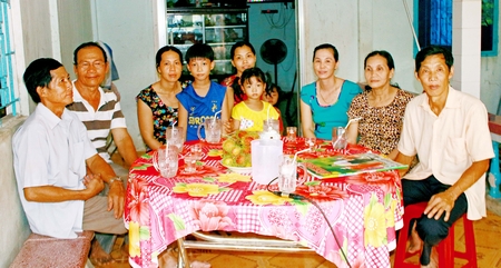 Gia đình của anh Trương Văn Hạt (ngồi bìa bên phải) cùng nhau tận hưởng niềm vui của con gái Kim Tuyền.