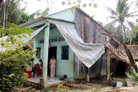 Căn nhà tình thương được cấp nay đã xuống cấp trầm trọng, nhưng vẫn đang che mưa che nắng cho gia đình anh Lê Văn Chiến.
