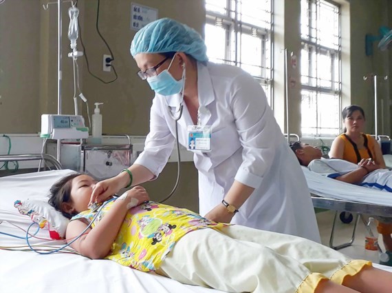 Trẻ mắc bệnh sốt xuất huyết đang điều trị tại Khoa Hồi sức tích cực và chống độc Nhi Bệnh viện Sản-nhi Cà Mau Ảnh: NGỌC CHÁNH