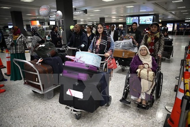 Hành khách tới sân bay quốc tế Dulles ở Washington, DC (Mỹ) ngày 6/2. (Nguồn: AFP/TTXVN)