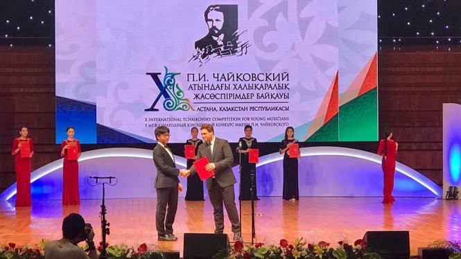 Quang Tiến nhận giải thưởng từ ban tổ chức - Ảnh: NVCC