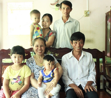 Gia đình cô Trần Thị Kim Em quây quần hạnh phúc.