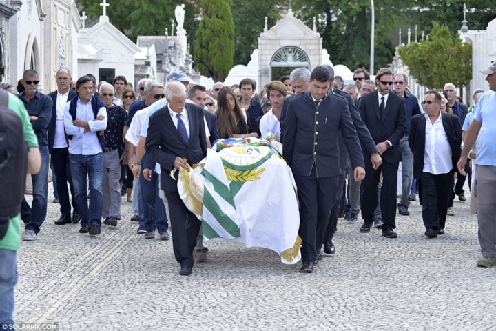 Tang lễ của ông Felix, cha Mourinho diễn ra tại thành phố Setubal, Bồ Đào Nha.