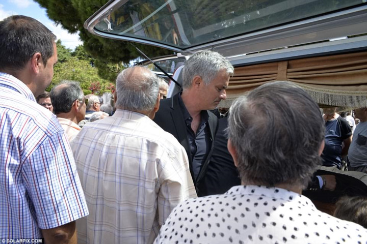 Trở về quê nhà từ Manchester, Mourinho không ít lần rơi lệ trong tang lễ của cha.