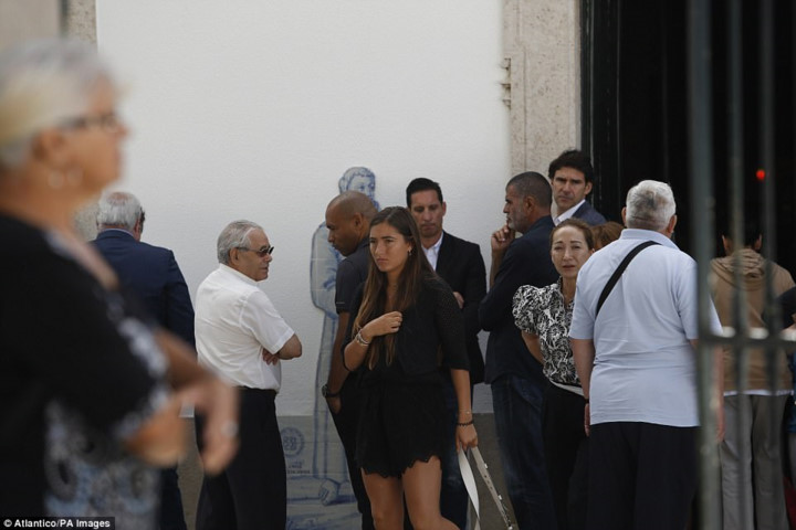 Cùng trở về dự tang lễ cùng Mourinho là con gái Maltide (váy đen). 