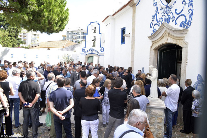 Rất đông người tụ tập tại nhà thờ Setubal để đưa tiễn ông Felix.