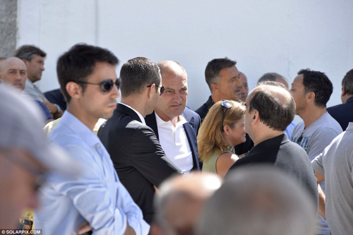 Trợ lý HLV của MU - Louro (giữa) cũng có mặt tại tang lễ. 
