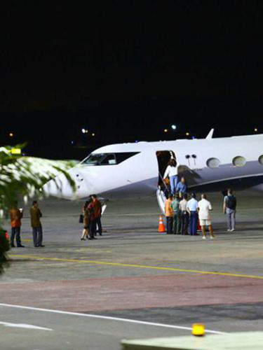 Máy bay chở gia đình cựu Tổng thống Mỹ Barack Obama đáp xuống Bali hôm 23/6 vừa qua. (Ảnh: Detik.com)