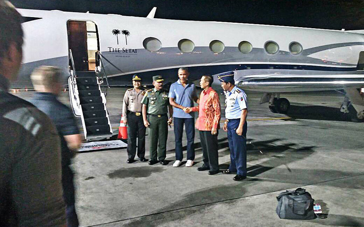 Thị trưởng Bali Made Mangku Pastika có mặt tại sân bay để đón ông Obama. (Ảnh: Jakarta Post)