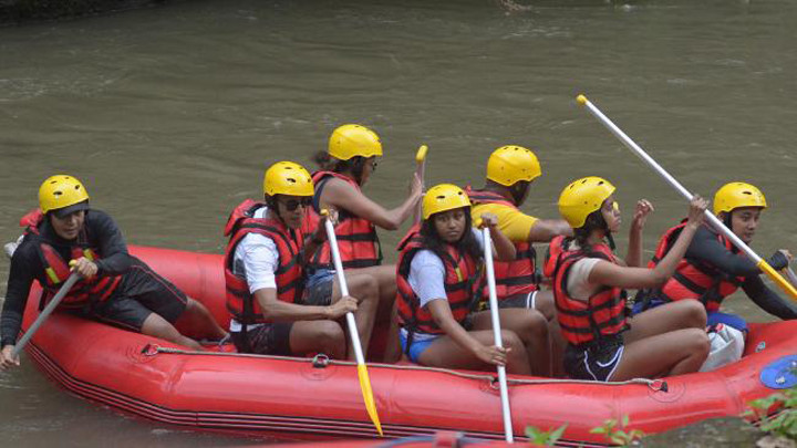 Gia đình ông Obama thử kỹ năng trèo thuyền mạo hiểm vượt sông với sự trợ giúp của các hướng dẫn viên.