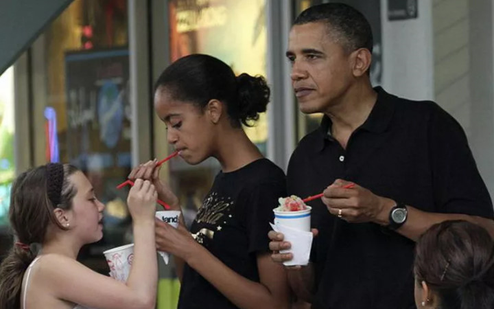 Tổng thống thứ 44 của Mỹ vô tư tận hưởng cốc kem trong kì nghỉ tại Bali. Ảnh: Daily Mail.