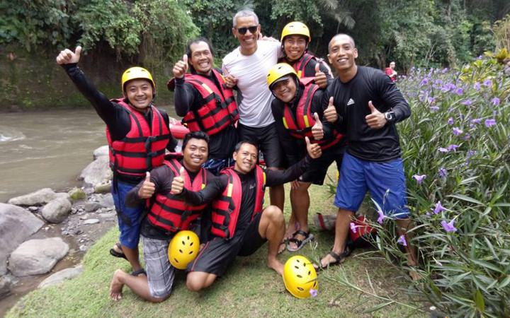 Cựu Tổng thống Mỹ vui vẻ chụp ảnh cùng các hướng dẫn viên sau chuyến phiêu lưu bằng thuyền cao su trên dòng sông chảy xiết. (Ảnh: Detik.com)