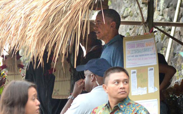 Ông Obama (áo xanh đứng dưới mái tranh) hòa vào dòng khách du lịch ở Bali. (Ảnh: AFP)