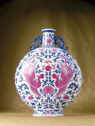 Chiếc bình xứ men xanh, trắng và hồng có tên Moon Flask, được cho là cổ vật có từ triều đại Càn Long, trị giá 15,1 triệu USD