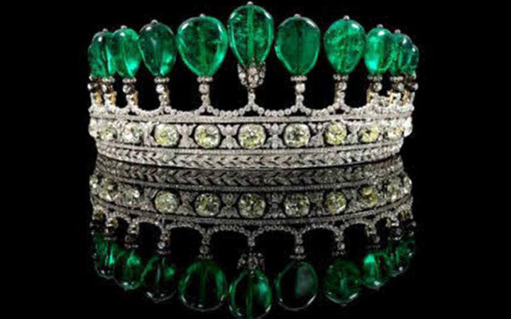 Chiếc vương miện Tiara gắn ngọc lục bảo và kim cương được bán đấu giá 12,1 triệu USD