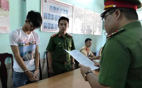 Cơ quan công an thực hiện lệnh bắt tạm giam đối với Nguyễn Trường Xuân