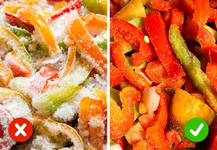 Rau, trái cây và thực phẩm đông lạnh: Kiểm tra xem một gói sản phẩm đông lạnh có tuyết hoặc miếng băng trong đó. Nếu có, thực phẩm này đã không được cất trữ đúng cách. 