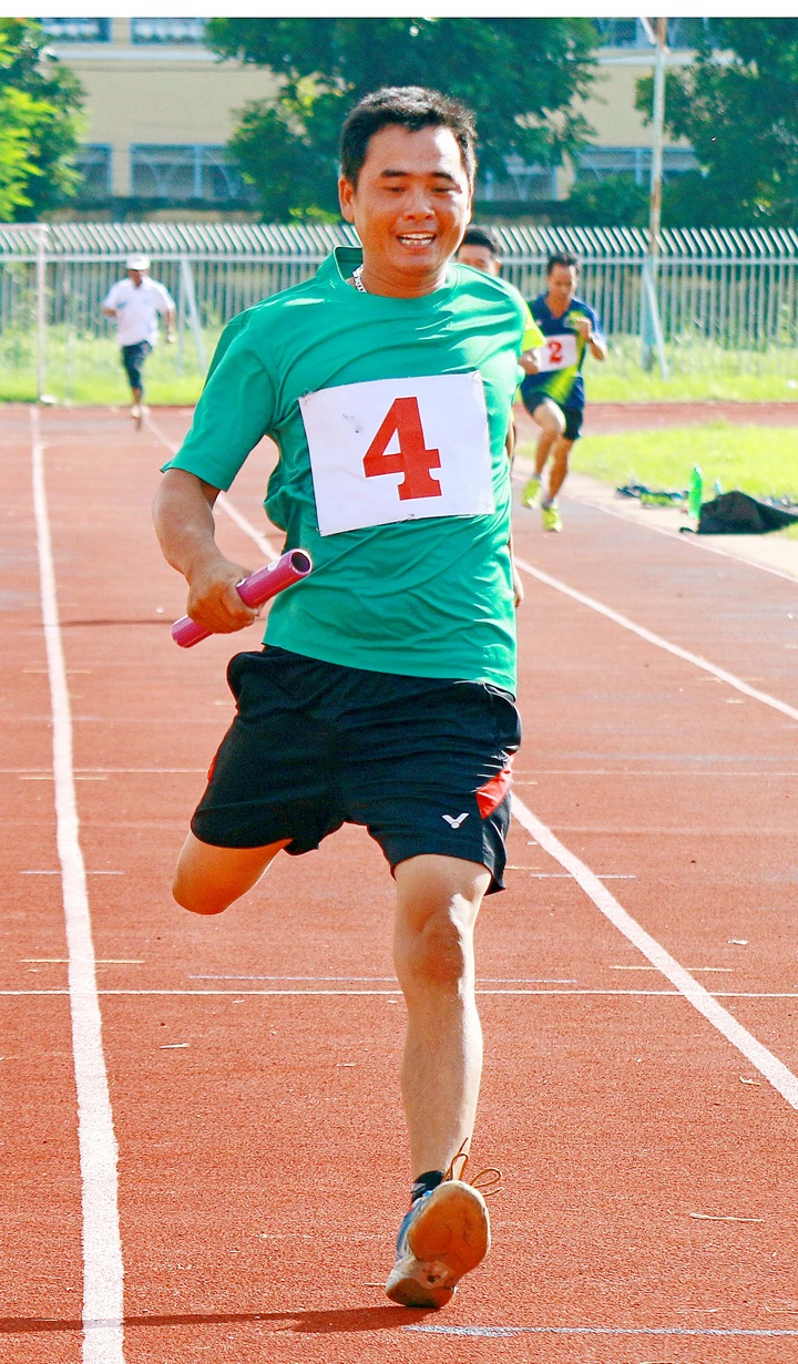 Mở đầu là cuộc tranh tài chạy 1.200m gia đình cha, mẹ, con gái- chiến thắng thuộc về đội Tam Bình.