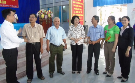 Bà Đặng Thị Ngọc Thịnh- Ủy viên BCH Trung ương Đảng, Phó Chủ tịch nước tiếp xúc cử tri TP Vĩnh Long.