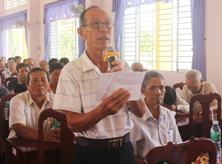 Cử tri huyện Vũng Liêm gửi gắm kiến nghị đến đại biểu Quốc hội.