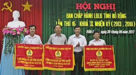 Ông Huỳnh Bá Long trao cờ thi đua của Tổng LĐLĐ Việt Nam cho 3 tập thể xuất sắc.