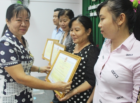 Bà Lê Thị Hồng Đào- Phó Chủ tịch thường trực LĐLĐ tỉnh trao bằng khen của Tổng LĐLĐ Việt Nam cho các cá nhân xuất sắc. 