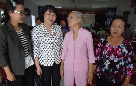 Phó Chủ tịch nước Đặng Thị Ngọc Thịnh (thứ 2, bên trái) trao đổi với cử tri bên lề buổi tiếp xúc.