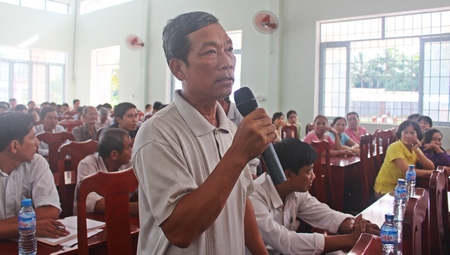 Cử tri huyện Vũng Liêm gửi gắm kiến nghị đến Đoàn Đại biểu Quốc hội đơn vị tỉnh Vĩnh Long.