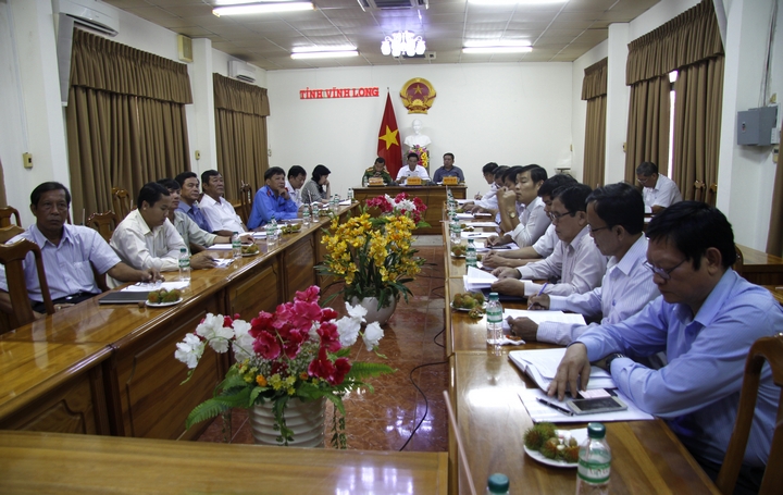 Tại đầu cầu tỉnh Vĩnh Long, Phó Chủ tịch UBND tỉnh- Trần Hoàng Tựu chủ trì cùng với các thành viên của Ban ATGT tỉnh.