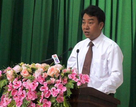 Phó Chủ tịch UBND tỉnh- Lữ Quang Ngời thông qua tóm tắt báo cáo tình hình thực hiện kế hoạch phát triển kinh tế - xã hội 6 tháng đầu năm và những nhiệm vụ, giải pháp 6 tháng cuối năm.