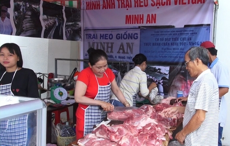 Đông người tiêu dùng đến mua thịt heo ủng hộ những người chăn nuôi.