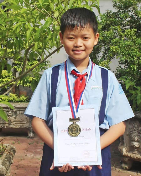 Em Thiên “khoe” thành tích cao trong cuộc thi Toán tuổi thơ toàn quốc 2017. 