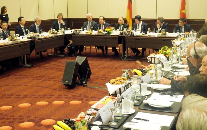 Thủ tướng Nguyễn Xuân Phúc kêu gọi các doanh nghiệp, tập đoàn Đức hãy đầu tư nhiều hơn nữa vào Việt Nam tại buổi ăn sáng làm việc ở Berlin sáng 6-7 - Ảnh: Q. TRUNG