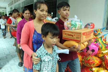 Các cấp hội đã vận động, phối hợp với nhiều tổ chức, cá nhân trao quà cho gia đình người khiếm thị nghèo.