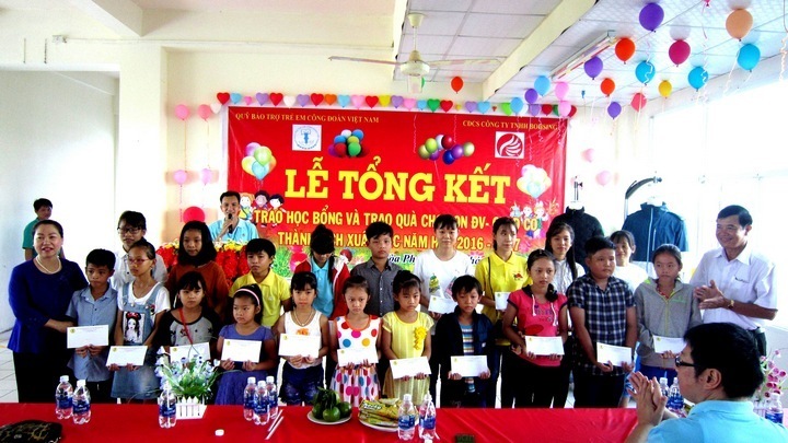 Quỹ bảo trợ trẻ em Công đoàn Việt Nam trao học bổng con CNLĐ vượt khó học giỏi.