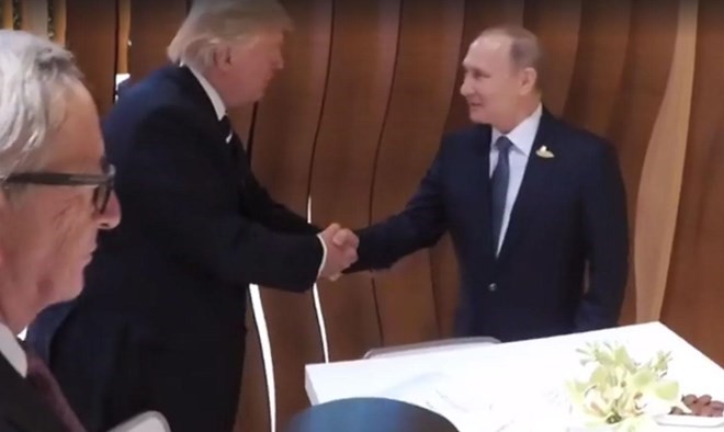 Tổng thống Mỹ Donald Trump bắt tay Tổng thống Nga Vladimir Putin tại Hội nghị G20 (Nguồn: AP)