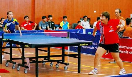 Mai Hoàng Mỹ Trang (Trung tâm Huấn luyện quốc gia Hà Nội, áo đỏ) trong trận thắng Zhang Wanling (Singapore).
