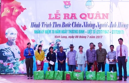 Phó Chủ tịch UBND tỉnh- Lữ Quang Ngời và Bí thư Tỉnh Đoàn- Nguyễn Huỳnh Thu tặng quà cho gia đình chính sách
