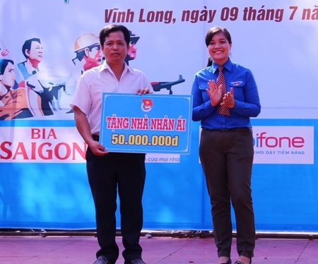 Bí thư Tỉnh Đoàn- Nguyễn Huỳnh Thu trao tiền hỗ trợ xây nhà nhân ái cho gia đình chính sách khó khăn